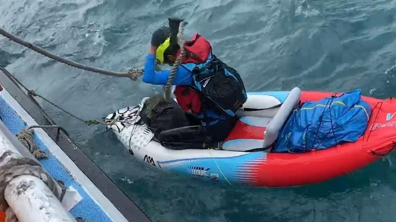 米塔來襲風浪大！獨木舟遊客海上力竭