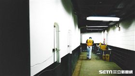 彭政閔在活動開始前認真準備和球迷說話的講稿。（圖／記者王怡翔攝影）