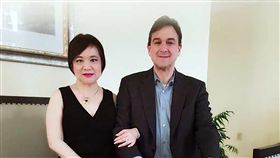 來自台灣的董繼玲（左）曾在前總統小布西和歐巴馬任期間，先後擔任商務部副助理部長和少數族裔企業諮詢委員。夫婿傑龍（Joel Szabat）（右）於今年6月擔任美國運輸部代理次長 。（董繼玲提供）中央社記者張可衣舊金山傳真 108年9月29日