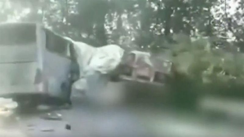 滿載客運高速爆胎！撞對向車釀36死