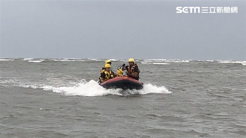 少女漲潮受困沙洲！警消救回1人1狗