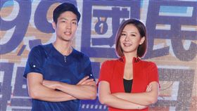 台灣羽球一哥周天成與國民女神安心亞共同擔任本年度的國民體育日代言人，兩人用鍋蓋PK羽球。（記者邱榮吉/攝影）