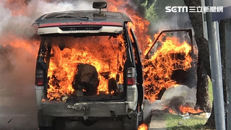 廂型車突然「發爐」！整台車慘變廢鐵