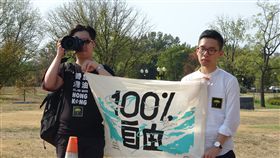 上百名港、台、美民眾28日聚集華府響應929全球撐香港活動。香港眾志常委羅冠聰（右）舉著「100%自由」旗幟說，這是致敬追求言論自由與台灣主權的「自由時代」創辦人鄭南榕。中央社記者江今葉華盛頓攝 108年9月29日