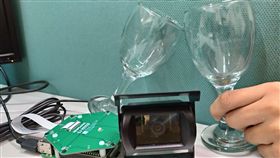 雲林科技大學團隊研發「以聲音辨識實現自動拍照之物聯網應用」，當偵測出酒杯碰撞的乾杯聲，就會啟動面向聲音來源位置的相機拍照並上傳的聲控裝置，在烏克蘭發明展獲得1金和1特別獎。（中華創新發明學會提供）中央社記者許秩維傳真　108年9月29