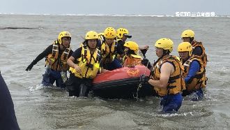 漲潮來不及上岸！少女困高美濕地沙洲