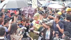 何韻詩，台港大遊行遭潑漆