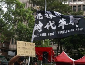 929台港大遊行，香港歌手何韻詩遭潑漆。(圖／記者邱榮吉攝影)