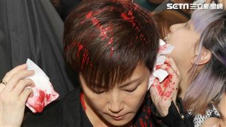 何韻詩遭潑灑紅漆！警帶回2嫌偵訊中