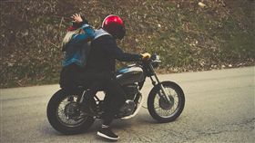 情侶、出遊、騎士／pixabay
