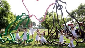 嘉義縣政府邀請國際知名藝術家霍夫曼設計「泡泡樹蛙」地景藝術，29日移置大林鎮運動綠廊，可彰顯大林鎮推廣諸羅樹蛙的認同價值，還能加值大林諸羅樹蛙的能見度與知名度。（嘉義縣政府提供）中央社記者黃國芳傳真　108年9月29日