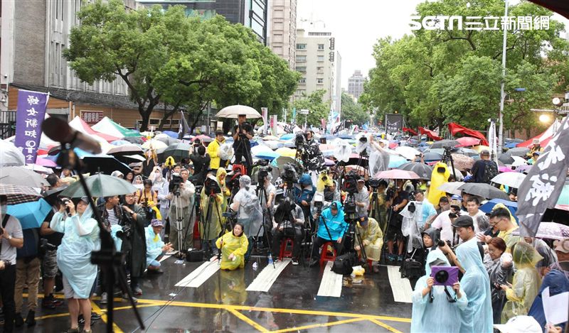 不畏風雨撐香港！遊行突破5萬人…