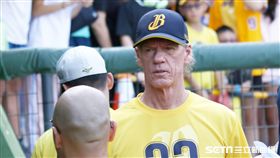 ▲中信兄弟總教練Scott Budner（伯納）穿彭政閔引退紀念練習衣。（圖／記者林士傑攝影）