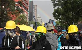 台港大遊行／現場破5萬人　天空奇蹟現彩虹（圖／記者邱榮吉攝）