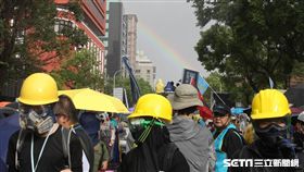 台港大遊行／現場破5萬人　天空奇蹟現彩虹（圖／記者邱榮吉攝）