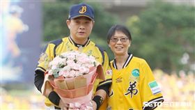 周美青送上親筆信祝福彭政閔退休。（圖／記者林士傑攝影）