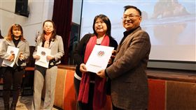 200多名在阿根廷擔負僑民華文教育重任的老師28日齊聚一堂慶祝教師節，駐阿根廷台北商務文化辦事處代表謝俊得（右1）出席為執教屆滿10年及5年的資深教師頒贈獎狀及獎金。中央社記者汪碧治布宜諾斯艾利斯攝　108年9月29日