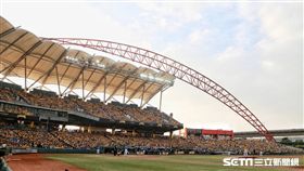 ▲謝承勳擔任彭政閔引退賽開球來賓，洲際棒球場滿場中信兄弟象迷。（圖／記者林士傑攝影）