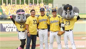 ▲謝承勳擔任彭政閔引退賽開球來賓，洲際棒球場滿場中信兄弟象迷。（圖／記者林士傑攝影）