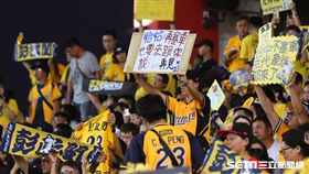 球迷舉看板歡送彭政閔。（圖／記者林士傑攝影）