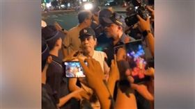 韓粉闖台港遊行「拆牆」…遭民眾追喊：韓國瑜下台！（圖／翻攝自「時代力量」臉書）