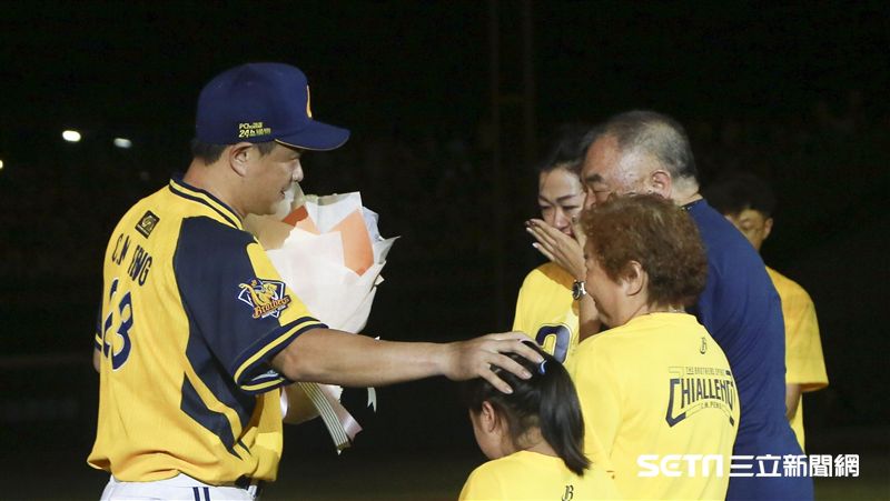象迷撐23號球衣　恰嫂淚眼迎彭政閔