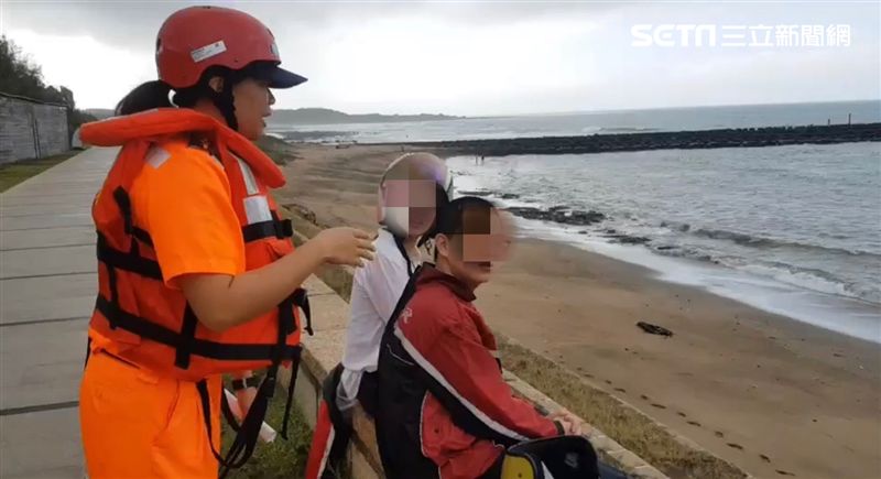 不要命！？千人「颱風觀浪」海巡苦勸