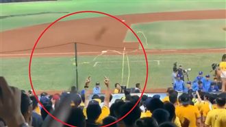 恰恰引退沒封王　爪爪竟用彩帶砸球員