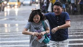 大雨、下雨、雷雨、梅雨、午後雷陣雨、撐傘。 （圖／記者林敬旻攝）