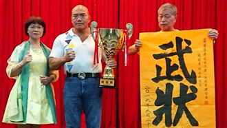 戰不到館長…林志成拍照嗆館粉：人渣