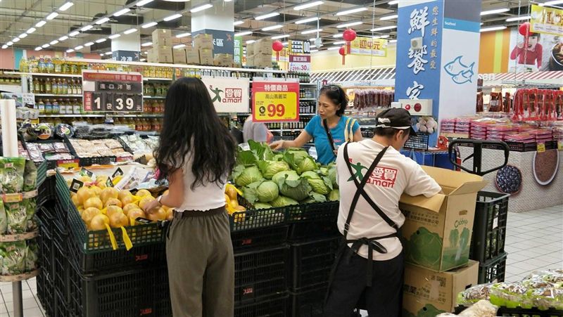 賣場防颱應戰　蔬菜備貨量提高2倍
