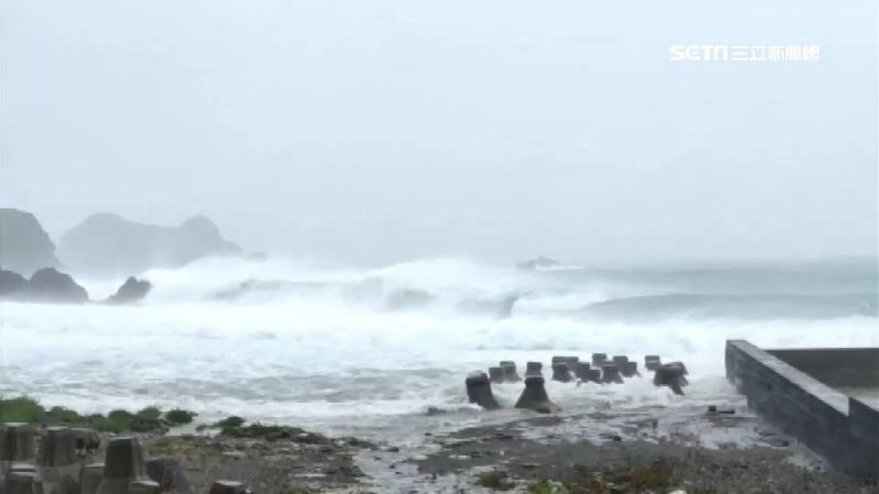 米塔進逼首當其衝！綠島掀5公尺大浪