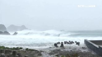 米塔進逼首當其衝！綠島掀5公尺大浪