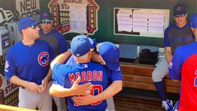 ▲梅登與他的球員們擁抱告別。（圖／取自小熊隊推特）