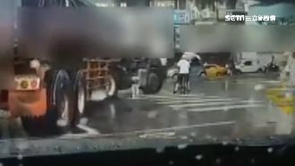 內輪差釀禍！砂石車轉彎輾斃單車婦