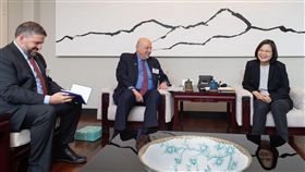 蔡英文總統30日上午在寓所接見「威爾遜國際學人中心（Wilson Center）訪問團」。（圖／總統府提供）