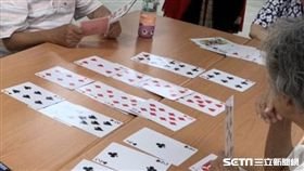 專家說，玩撲克牌有助認知刺激、減緩失智。（圖／八里療養院提供）