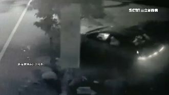 路口2車撞擊…翻轉2圈「撞樹回正」