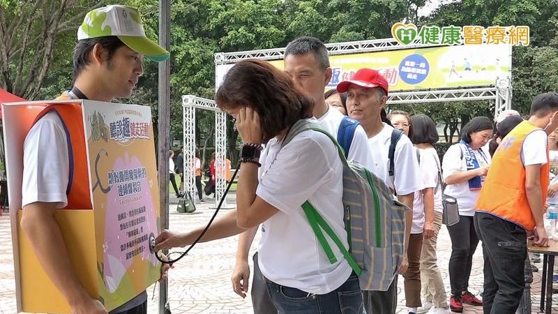 聽診後背下肺葉發現「爆裂音」　當心