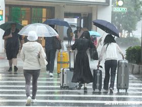 天氣,氣象,下雨,颱風,降雨,雨天,停班,停課,上班,上課,大雨,雨傘,撐傘,淋雨,強風,豪雨（示意圖／邱榮吉攝影）