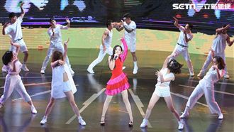 唱到鞋帶掉了！李千那硬撐全場超敬業