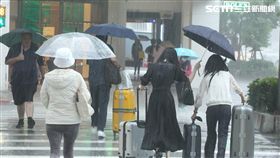 天氣,氣象,下雨,颱風,降雨,雨天,停班,停課,上班,上課,大雨,雨傘,撐傘,淋雨,強風,豪雨（示意圖／邱榮吉攝影）
