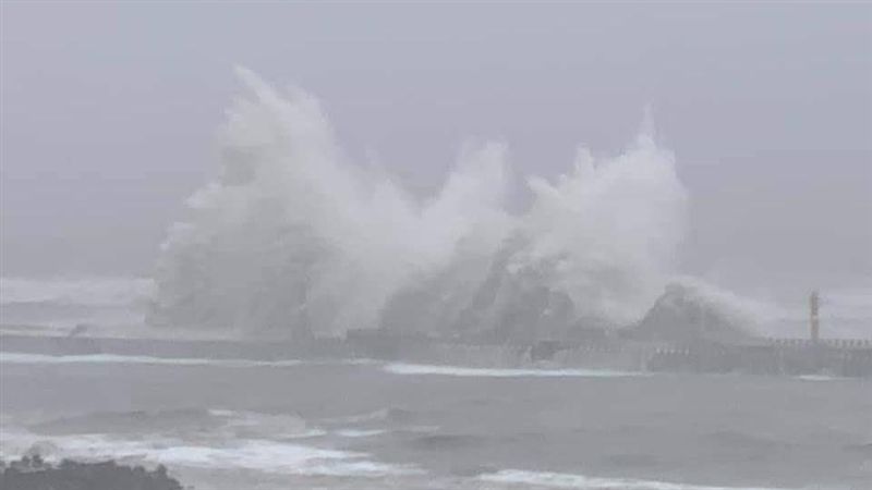 米塔來勢洶洶！宜蘭烏石港浪掀5米高