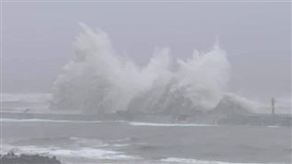 米塔來勢洶洶！宜蘭烏石港浪掀5米高