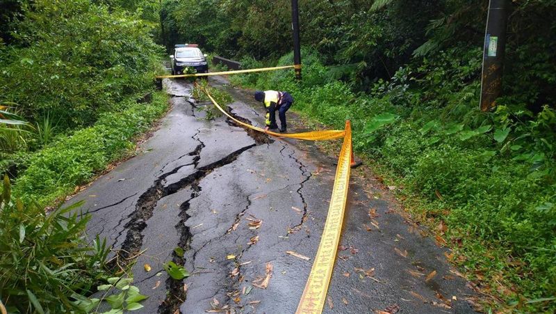 基隆巷道現裂痕！路基掏空　警急封路