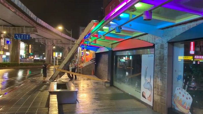 「米塔」強風吹襲！哈拉影城招牌砸落