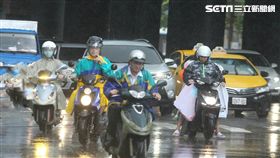 天氣,氣象,下雨,颱風,降雨,雨天,停班,停課,上班,上課,冒雨,雨傘,撐傘,淋雨,強風,豪雨（示意圖／邱榮吉攝影）