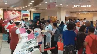 宜蘭停班課！遊客躲颱擠爆名產店