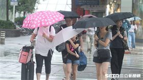 天氣,氣象,下雨,颱風,降雨,雨天,停班,停課,上班,上課,冒雨,雨傘,撐傘,淋雨,強風,豪雨（示意圖／邱榮吉攝影）