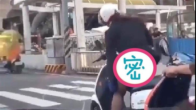 「米塔」強風吹裙？驚見蜜臀＋小桃紅